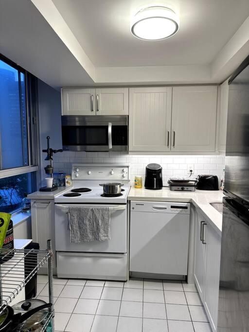 Best Location In Downtown- Walking To Eaton Centre, Nathan Phillips Square, Yonge-Dundas, Ikea,Transit Торонто Экстерьер фото